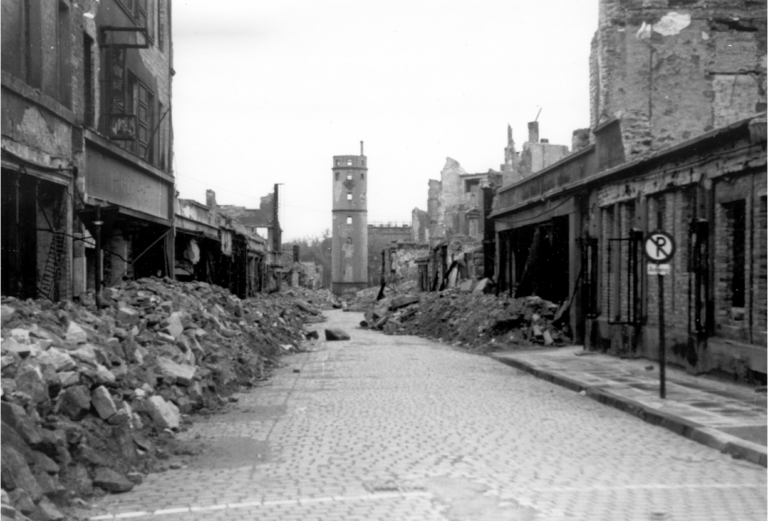 Ernst-Ludwig-Straße in Darmstadt mit Blick auf den Weißen Turm nach der Brandnacht 1944.