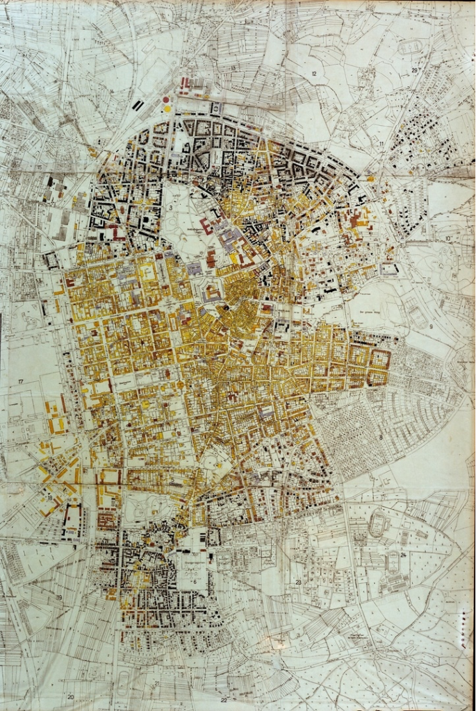 Stadtplan von Darmstadt aus dem Jahr 1938 mit farbigen Markierungen der Zerstörungsgrade der Gebäude in der Innenstadt.